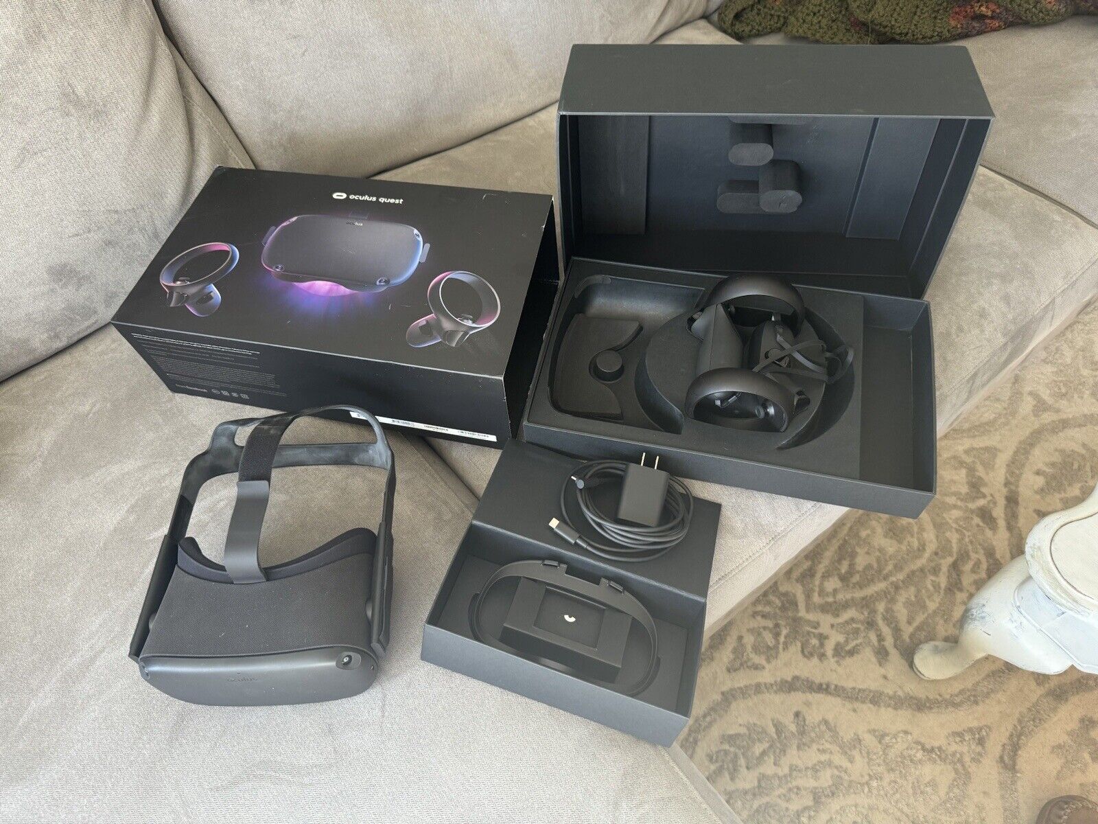 Oculus Quest All-in-one VR Gaming Headset �?64GB or 28GB.